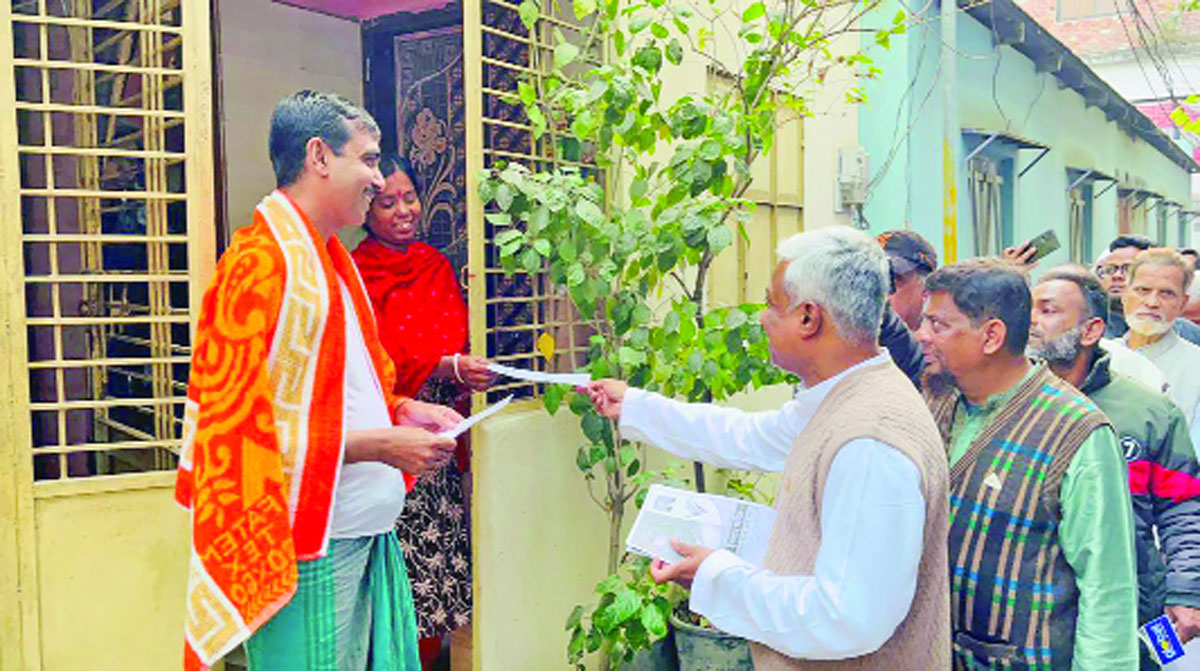 যশোর-৩ (সদর) আসনের বিএনপি প্রার্থী অনিন্দ্য ইসলাম অমিত শহরের পণ্ডিতপুকুরপাড় এলাকায় ভোটারদের বাড়িতে লিফলেট বিতরণ করেন